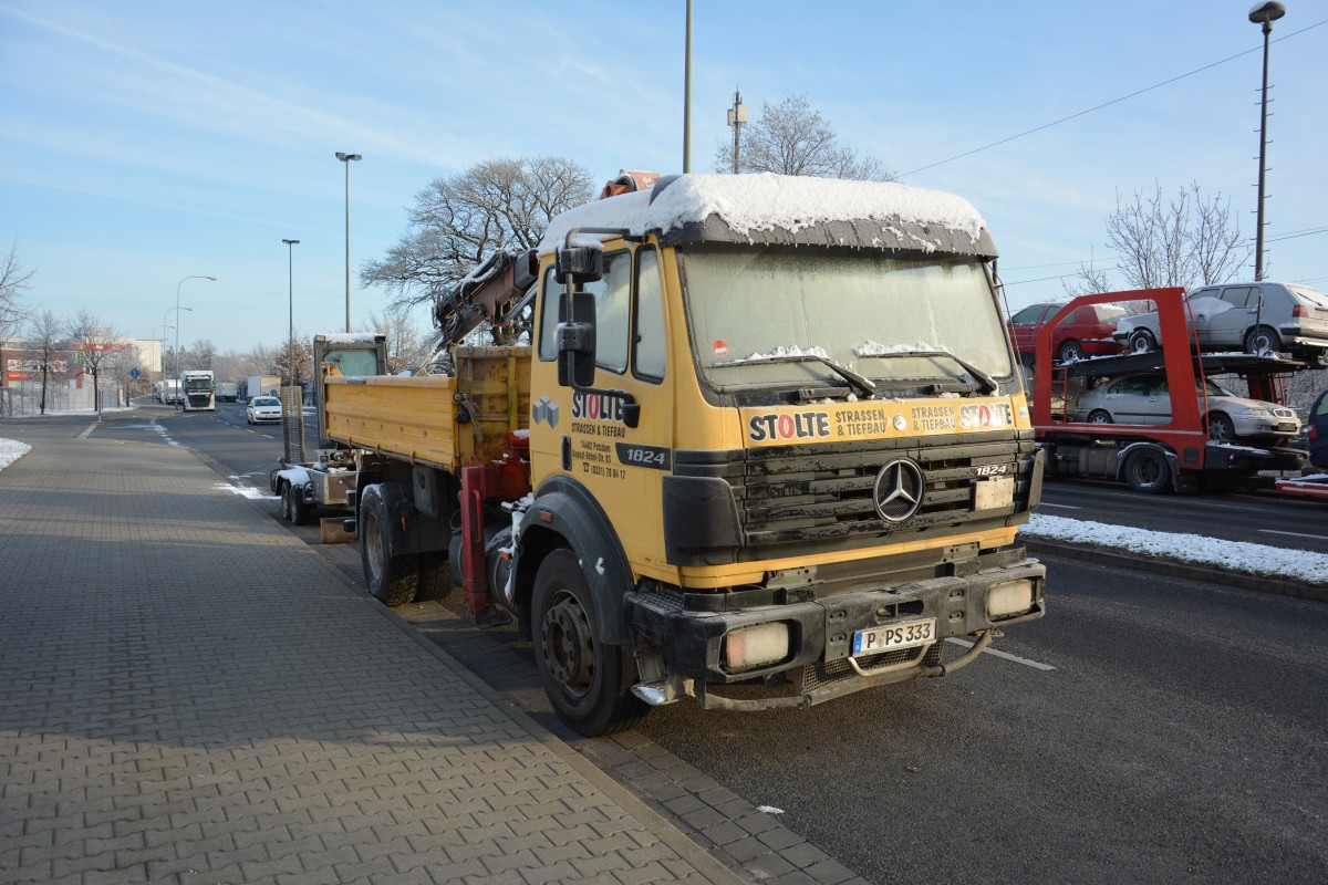 P-PS 333 (Mercedes Benz) steht am 27.12.2014 in Potsdam Wetzlarer Strae.
