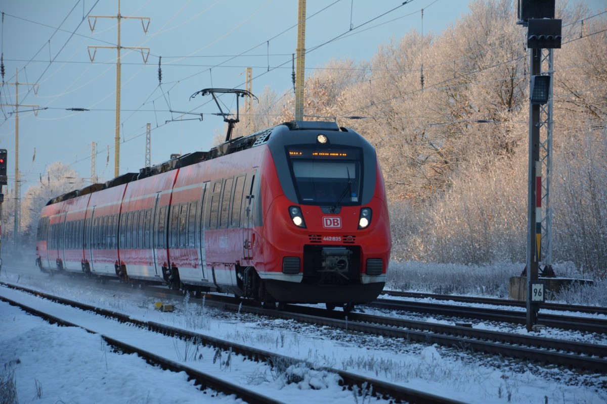 RB 19 (18559) mit der BR 442 (442835) auf dem Weg nach Senftenberg am 27.12.2014 bei der Durchfahrt Diedersdorf. 