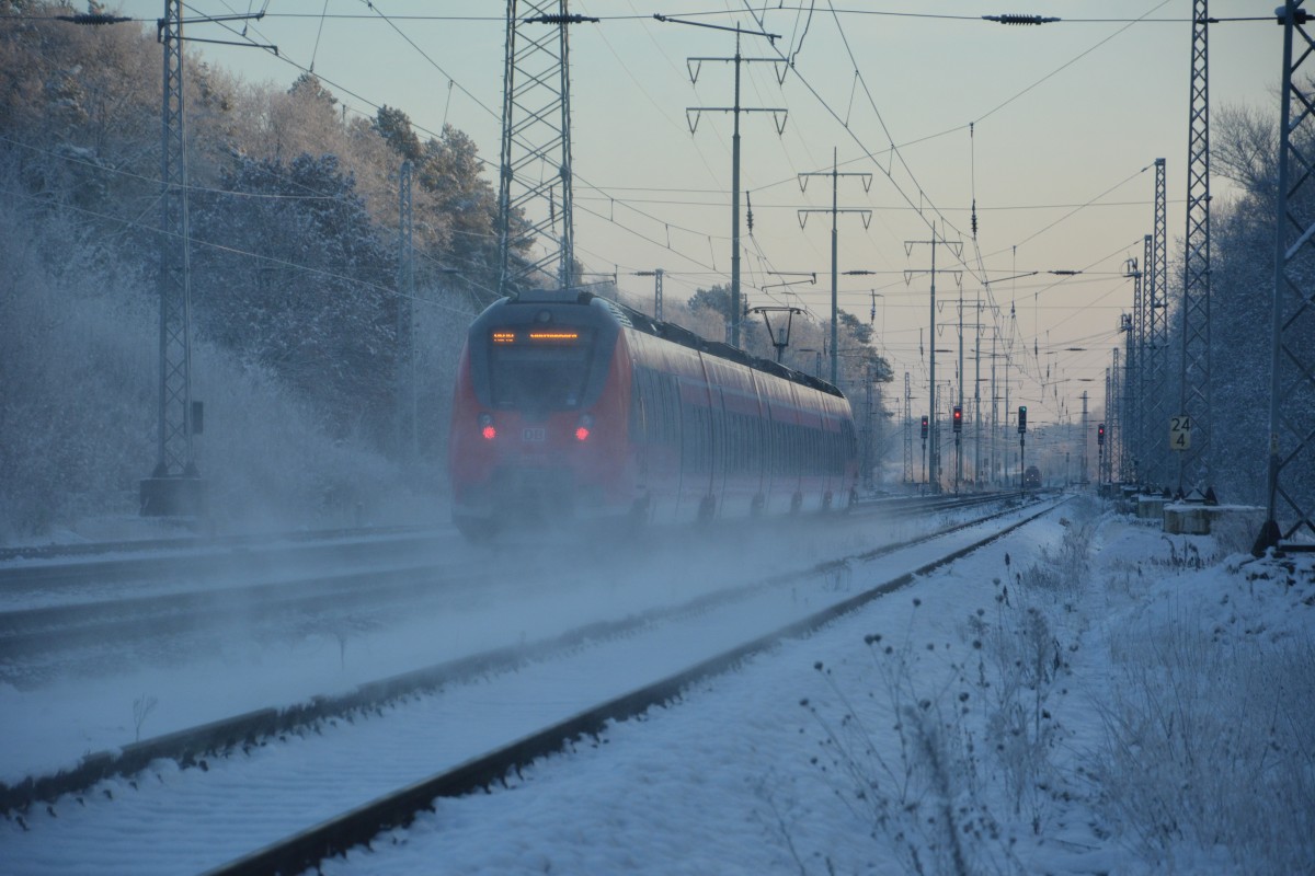 RB 19 (18559) mit der BR 442 (442335) auf dem Weg nach Senftenberg am 27.12.2014 bei der Durchfahrt Diedersdorf. 