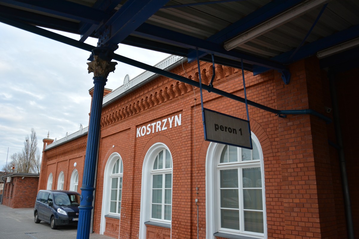 Rückseite des Bahnhofsgebäude Bahnhof Kostrzyn nad Odrą am 16.01.2015.
