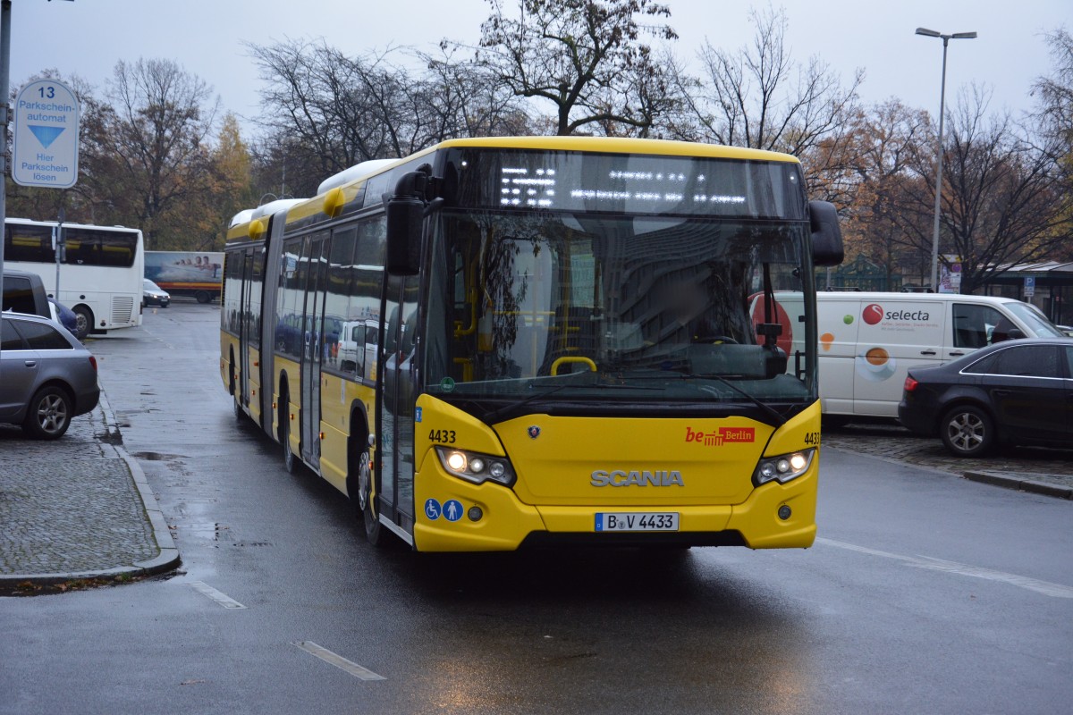 Scania Citywide der BVG mit dem Kennzeichen B-V 4433 auf der Linie M49 am Bahnhof Zoo. Aufgenommen am 19.11.2014.