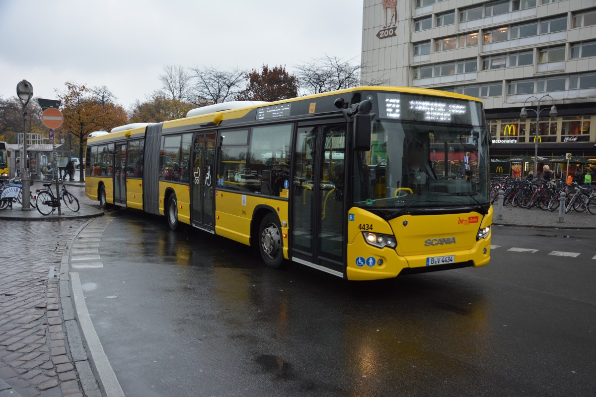 Scania Citywide der BVG mit dem Kennzeichen B-V 4434 auf der Linie X9 am Bahnhof Zoo. Aufgenommen am 19.11.2014.