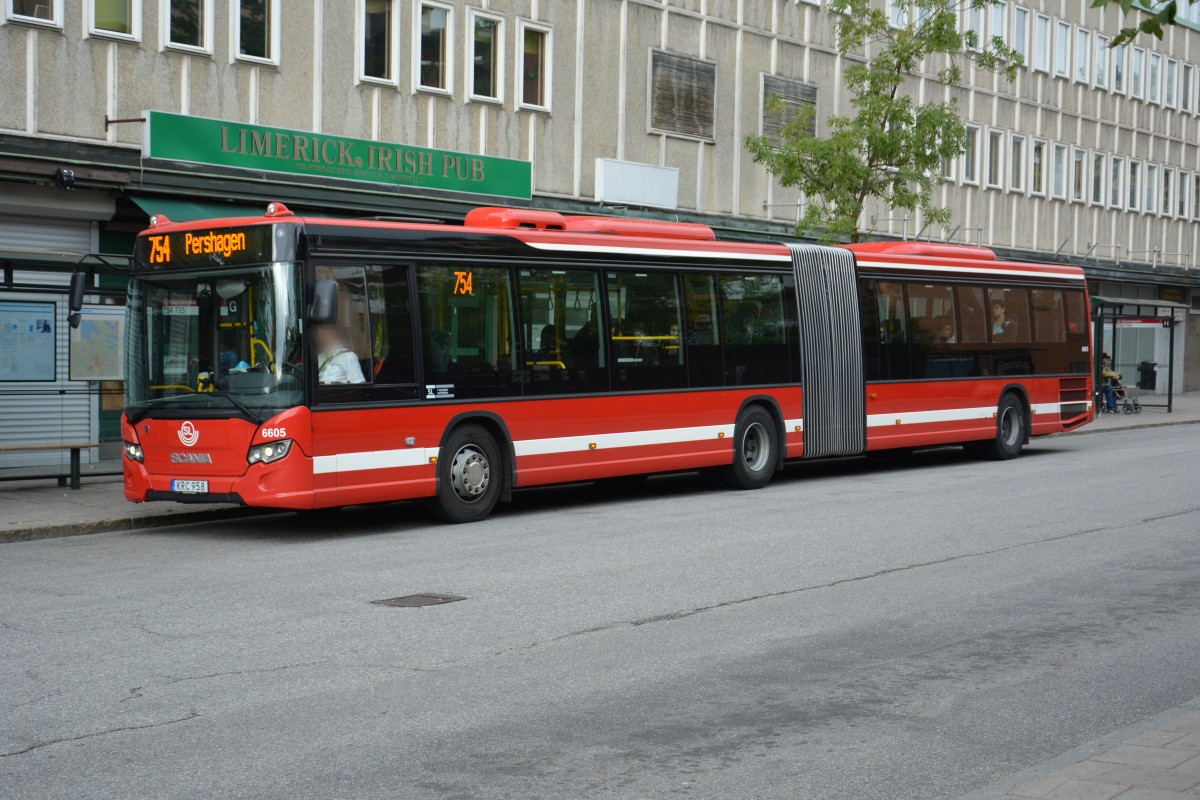 Scania Citywide (KRC 958) fährt am 13.09.2014 auf der Linie 754 nach Pershagen. Aufgenommen in Södertälje.