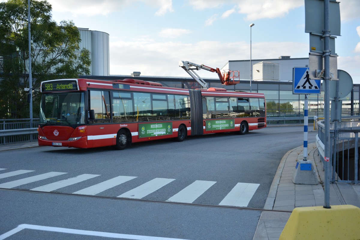 Scania OmniLink am Arlanda Flughafen Stockholm am 13.09.2014. Kennzeichen BON 631.