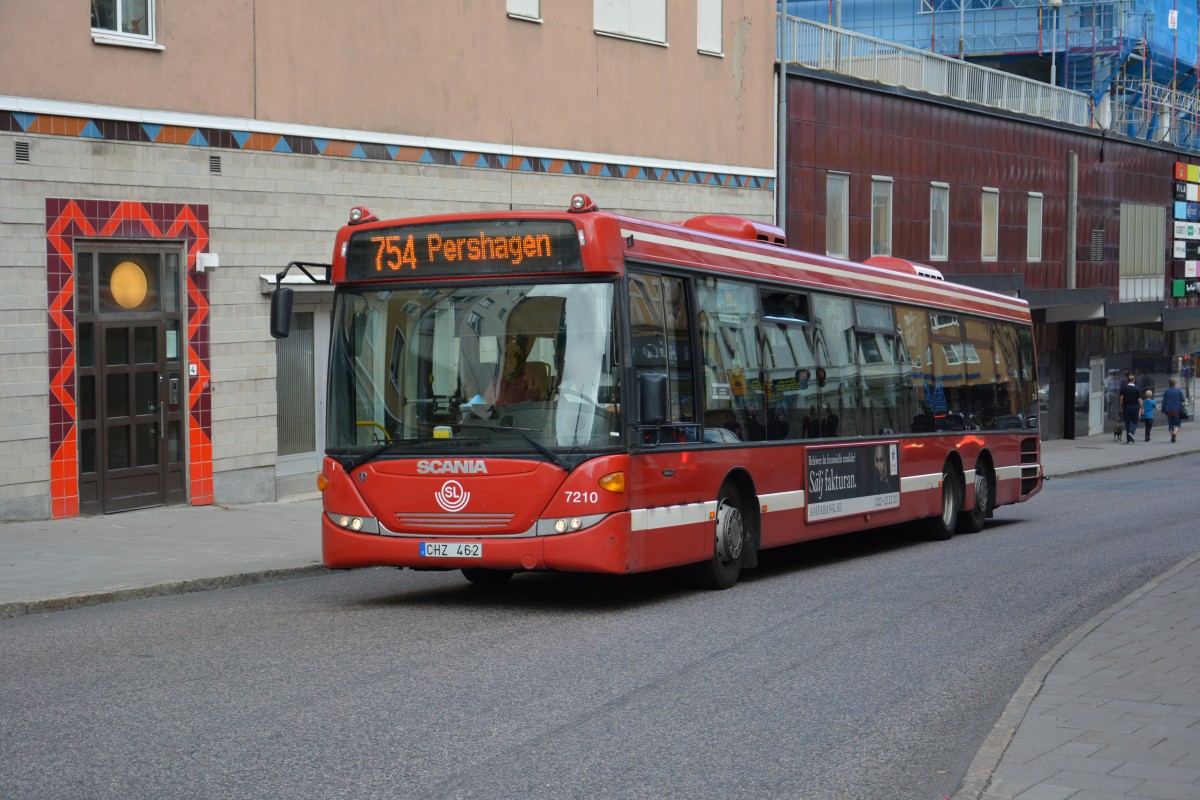 Scania OmniLink mit dem Kennzeichen CHZ 462 auf der Linie 754 nach Pershagen. Aufgenommen am 13.09.2014. in Södertälje.