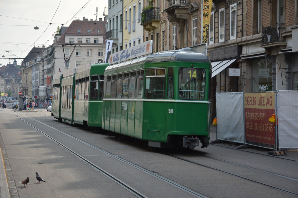 Schindler - Guggummere  672  und Anhängewagen der Firma Schindler Schweizer Standardwagen  1500  fährt am 07.06.2015 zum Badischen Bahnhof. Aufgenommen an der Clarastrasse in Basel.
