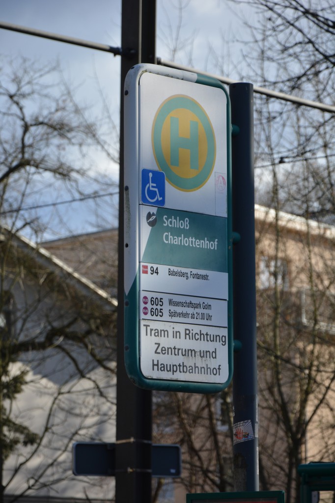 Schloß Charlottenhof, Straßenbahnhaltestelle und Bushaltestelle. Aufgenommen am 08.02.2015.