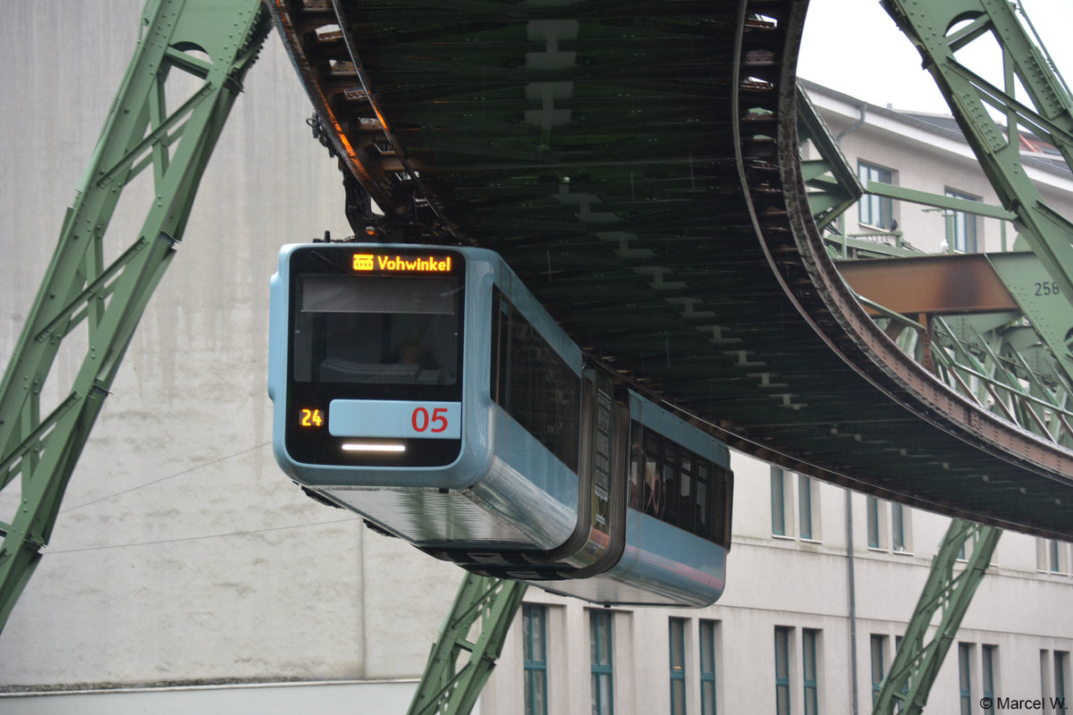 Schwebebahn Nummer 05 wurde am 02.02.2018 zwischen den Haltestellen Hauptbahnhof und Kluse.