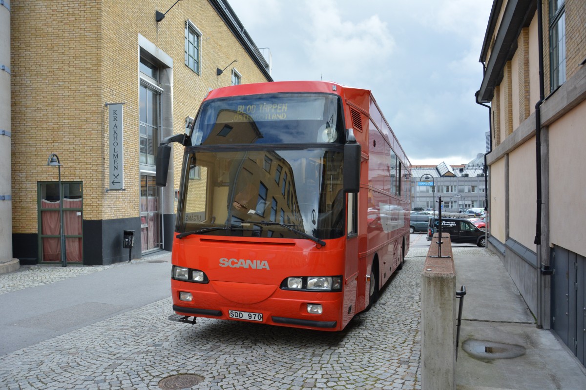 SDD 970 ist ein Scania Bus und steht am 09.09.2014 in der nähe der Touristeninformation in Norrköping.