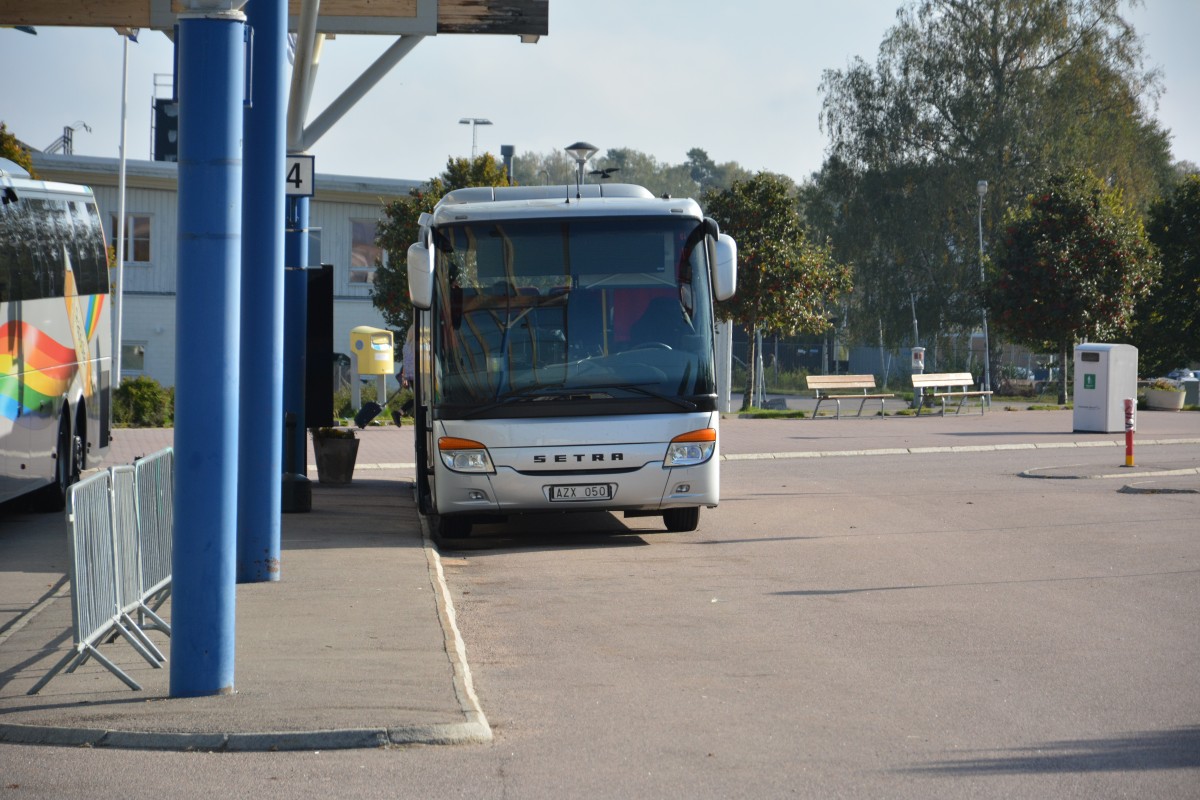 Setra 419 UL mit dem Kennzeichen AZX 050 steht am Flughafen Stockholm-Skavsta. Aufgenommen am 14.09.2014.