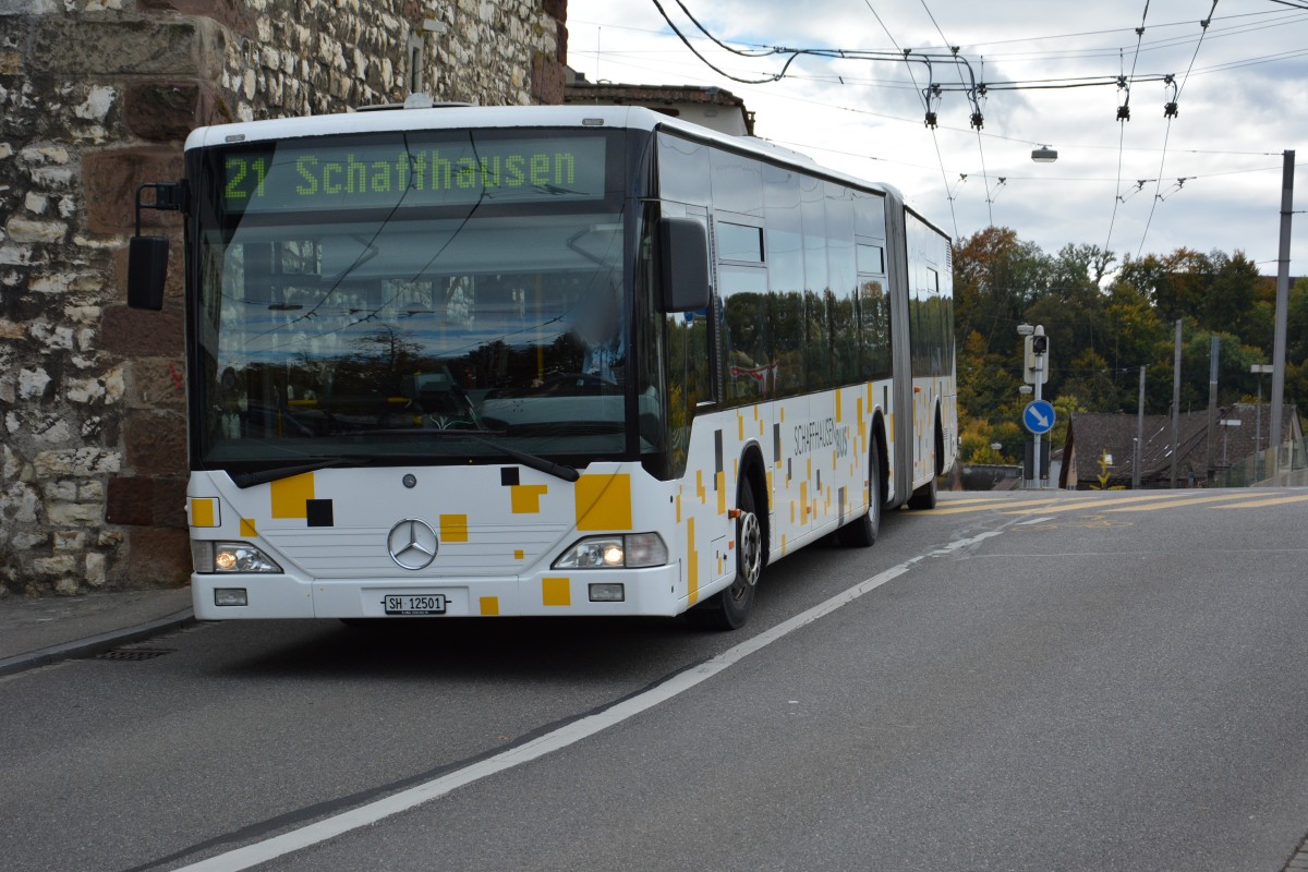 SH-12501 fährt am 07.10.2015 auf der Linie 21. Aufgenommen wurde ein Mercedes Benz Citaro Ü / Schaffhausen Bus / Schaffhausen Bahnhofstrasse.
