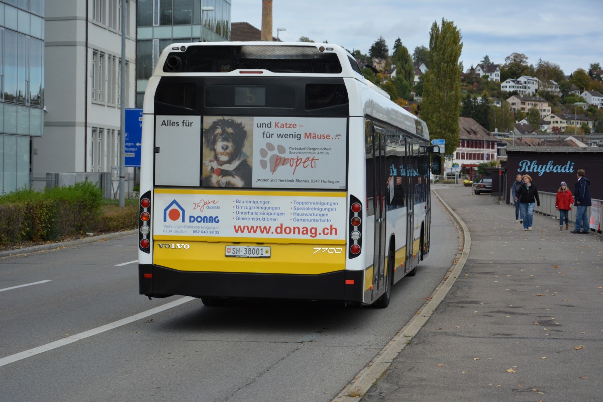 SH-38001 fährt am 07.10.2015 auf der Linie 5. Aufgenommen wurde ein Volvo 7700 / Verkehrsbetriebe Schaffhausen / Schaffhausen Rheinuferstrasse.