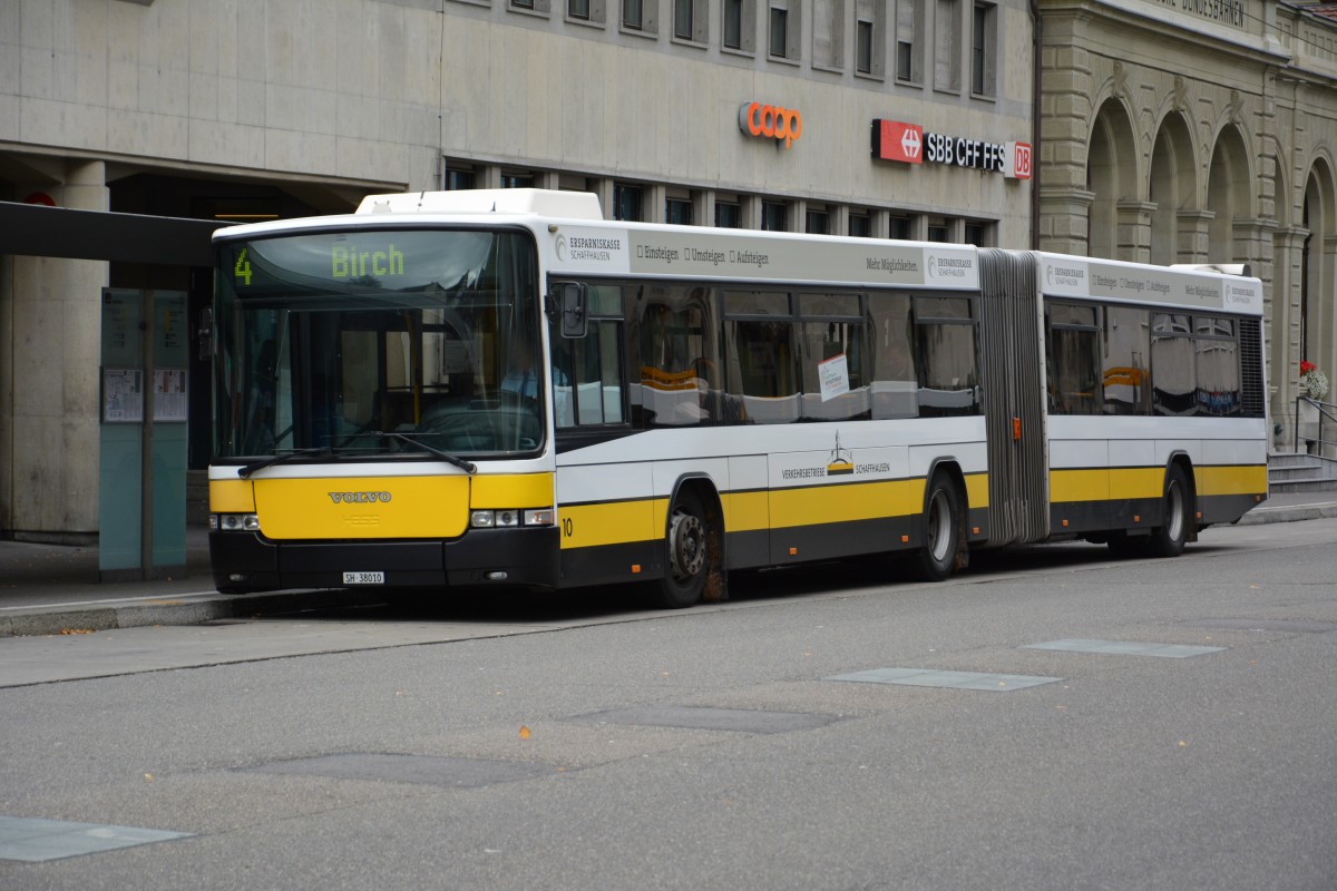 SH-38010 fährt am 07.10.2015 auf der Linie 4. Aufgenommen wurde ein Hess/Volvo in Schaffhausen Bahnhofstrasse / Verkehrsbetriebe Schaffhausen.

