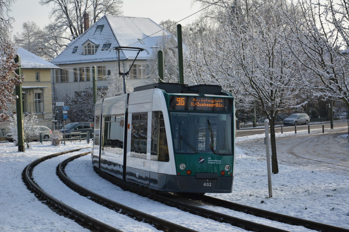 Siemens Combino 402  Augsburg  fährt am 27.12.2014 auf der Linie 96 zum Kirchsteigfeld. Aufgenommen am Kapellenberg.