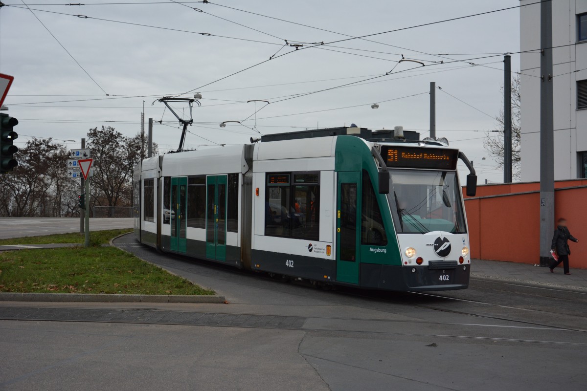Siemens Combino  402 Augsburg  fährt am 15.12.2014 auf der Linie 91 zum Bahnhof Rehbrücke. Aufgenommen am Hauptbahnhof in Potsdam.
