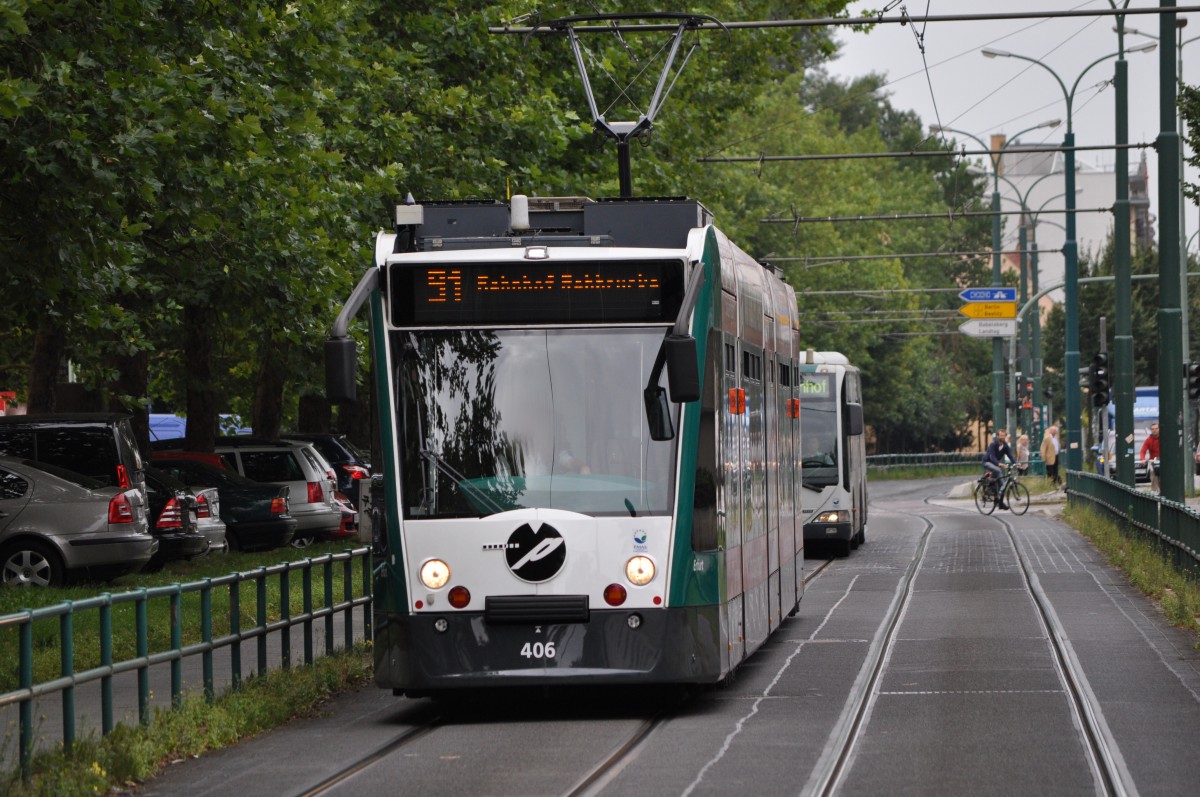 Siemens Combino  406 Erfurt  auf der Linie 91 zum Bahnhof Rehbrücke. Aufgenommen Luisenplatz Süd am 21.08.2013.
