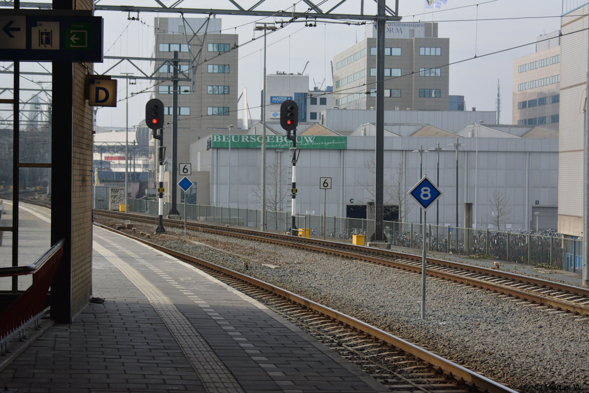 Signale im Bahnhof Eindhoven. Aufgenommen am 09.02.2018.