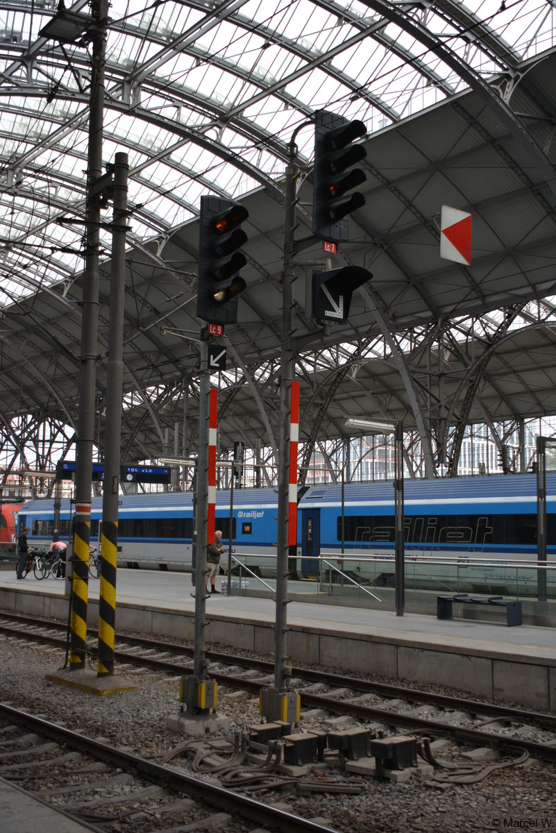 Signale im Bahnhof Prag Hauptbahnhof. Aufgenommen am 25.08.2018.