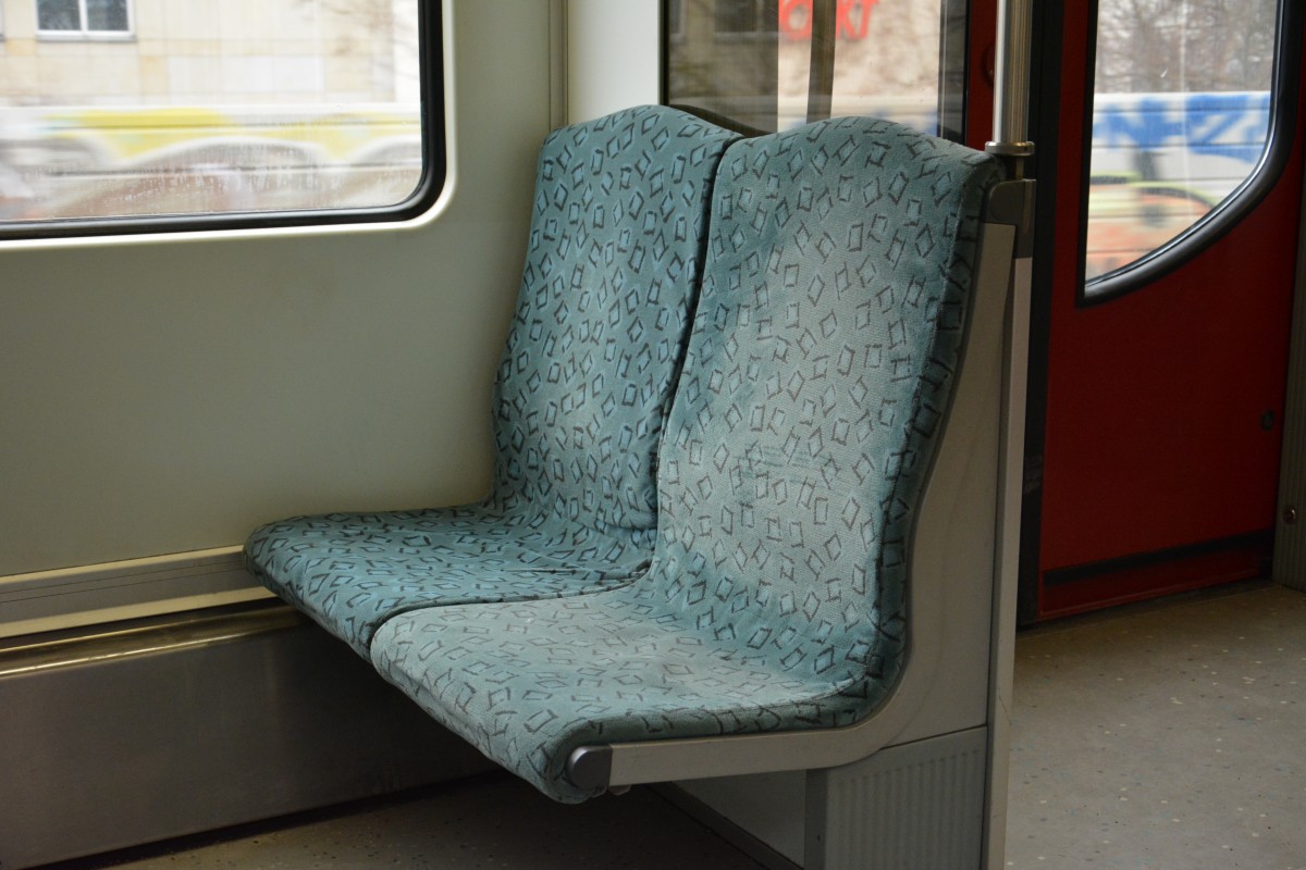 Sitzgruppe in der BR 481 der S-Bahn Berlin. Aufgenommen am 07.02.2015.