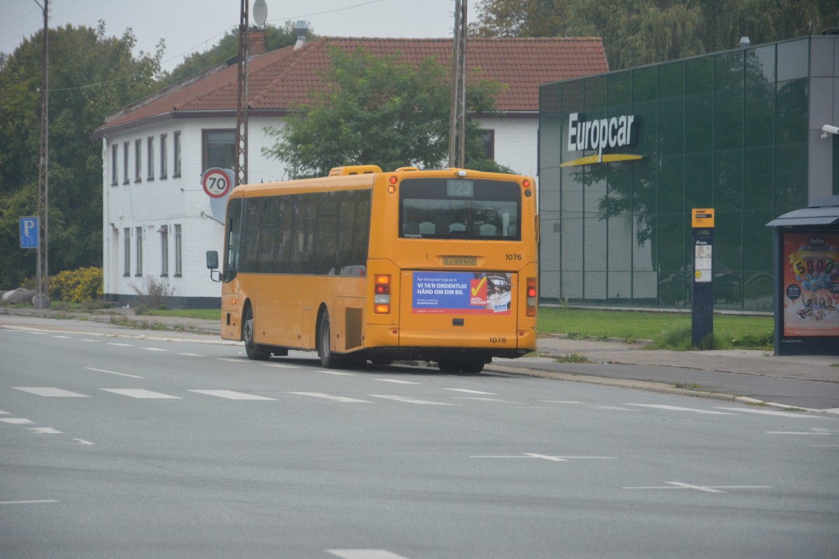 SJ 89645 (8500 Volvo) auf der Linie 123 am 20.09.2014. Aufgenommen in der nhe Egon Olsens vej Koppenhagen-Albertslund.