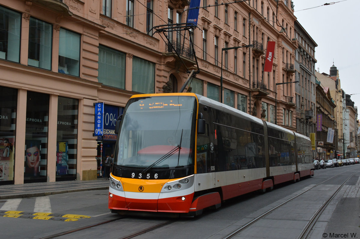 Skoda 15T  9356  Straßenbahn ist am 25.08.2018 unterwegs durch Prag. 