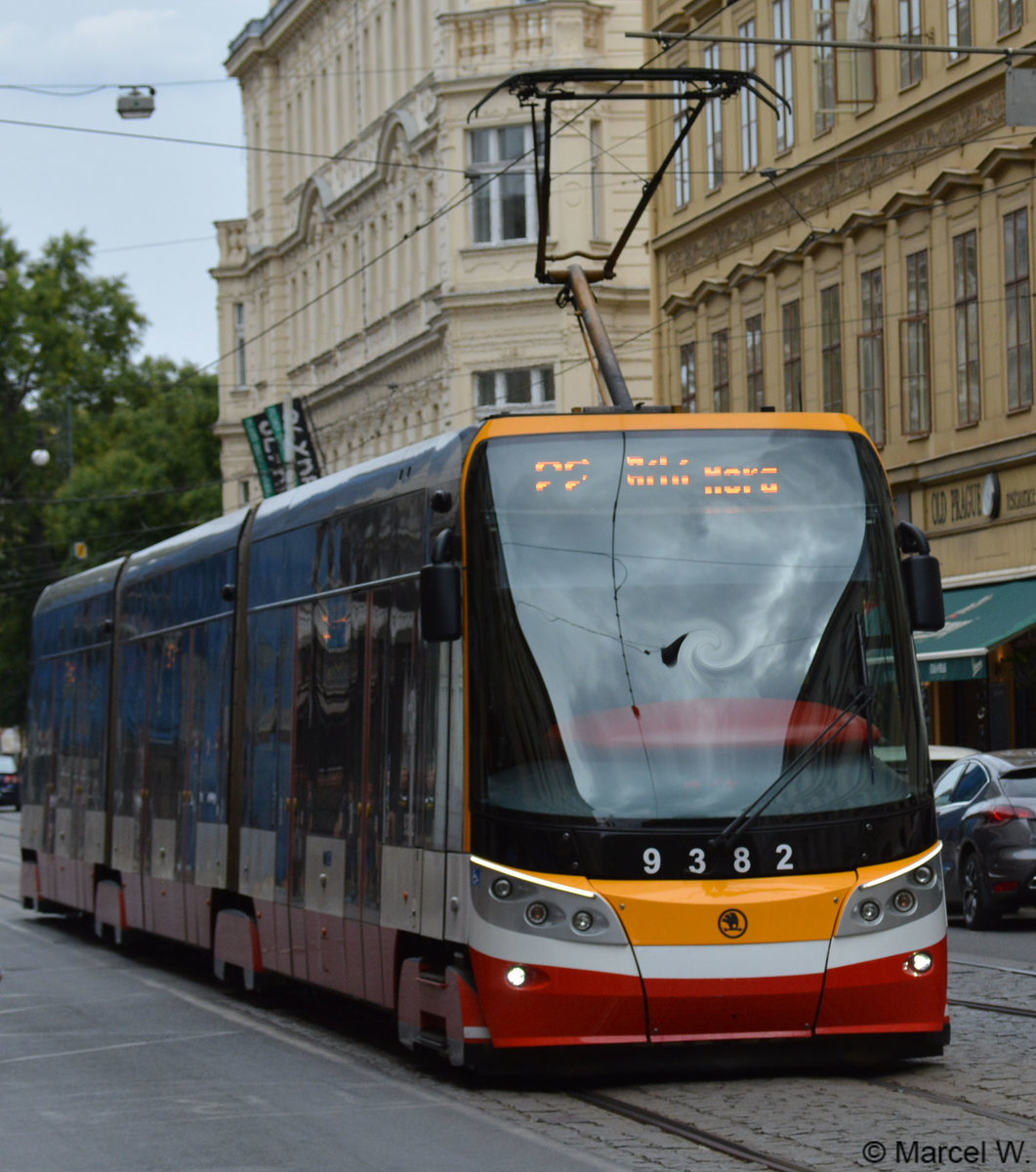 Skoda 15T  9382  Straßenbahn ist am 25.08.2018 unterwegs durch Prag. 