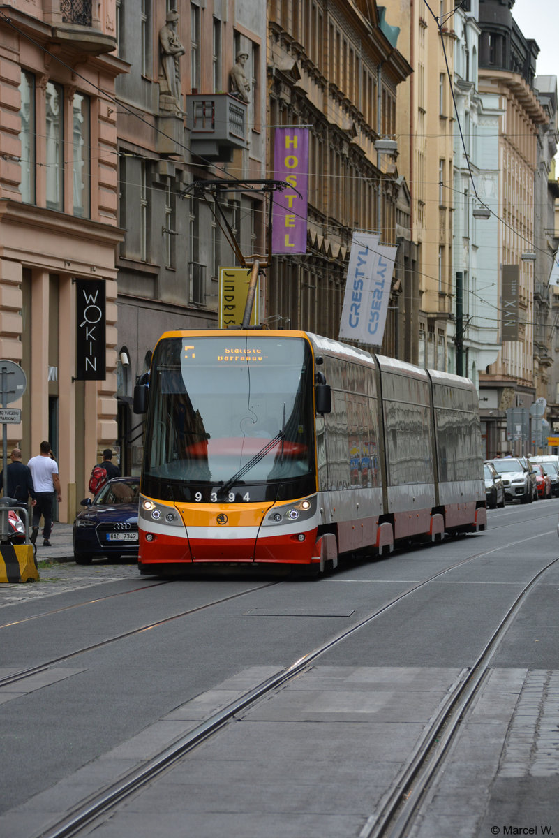 Skoda 15T  9394  Straßenbahn ist am 25.08.2018 unterwegs durch Prag. 
