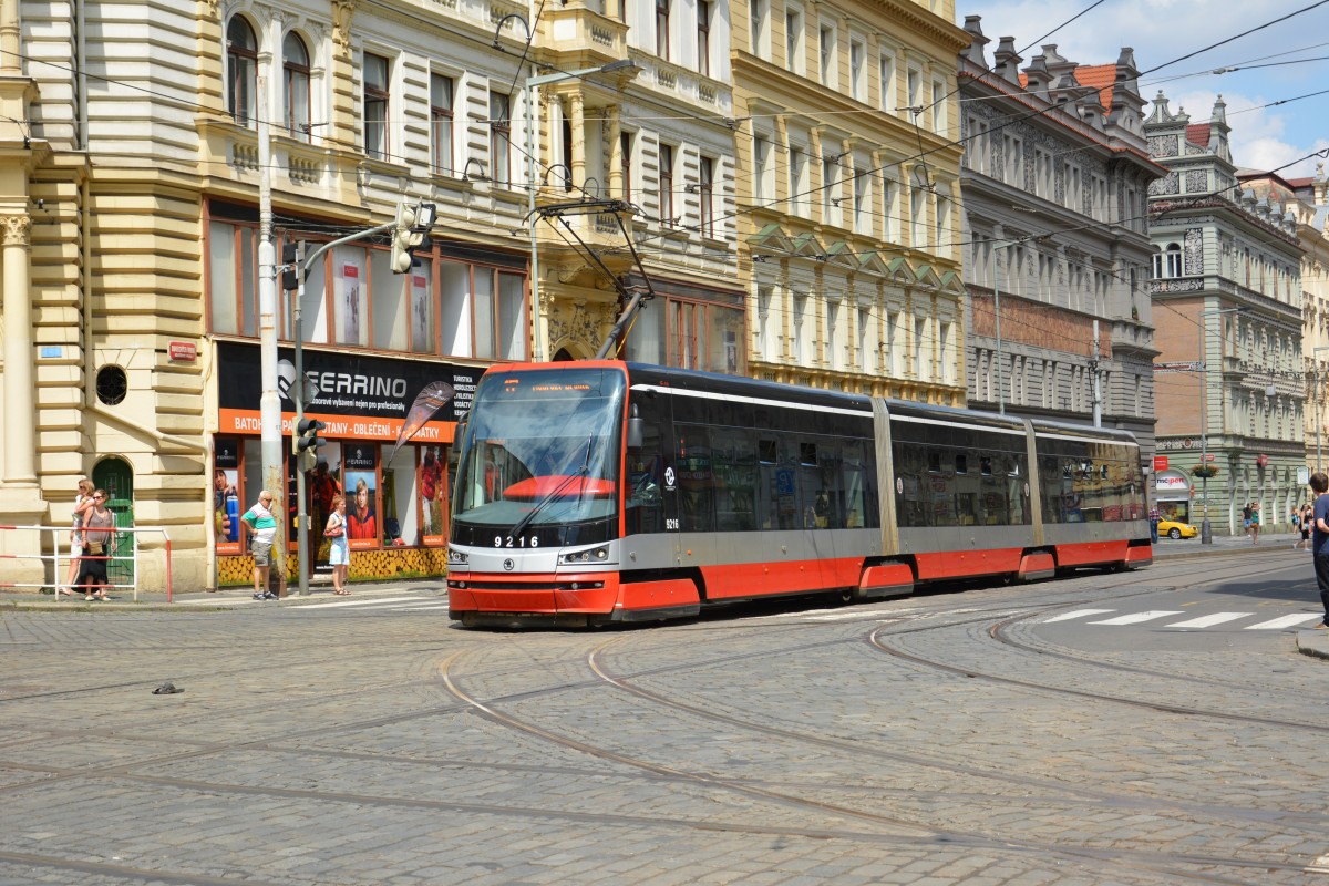 Skoda 15T Tram in der Innenstadt von Prag am 16.07.2014.