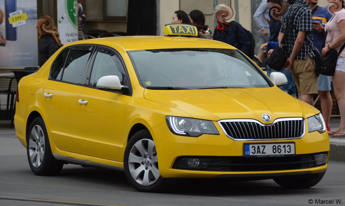 Skoda Superb als Taxi (3AZ-8613) in Prag. Aufgenommen am 25.08.2018.