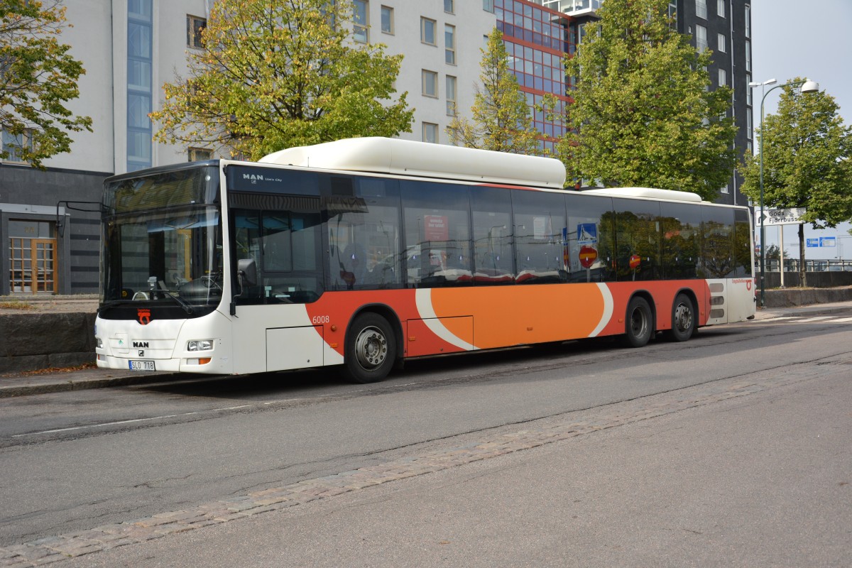 SLO 718 abgestellt am Bahnhof Linköping am 19.09.2014. Aufgenommen wurde ein MAN Lion's City CNG.