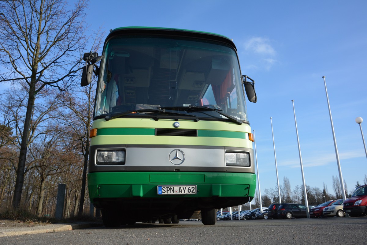 SPN-AY 62 steht am 18.01.2015 in Berlin, Olympischer Platz. Aufgenommen wurde ein Mercedes Benz O 303.