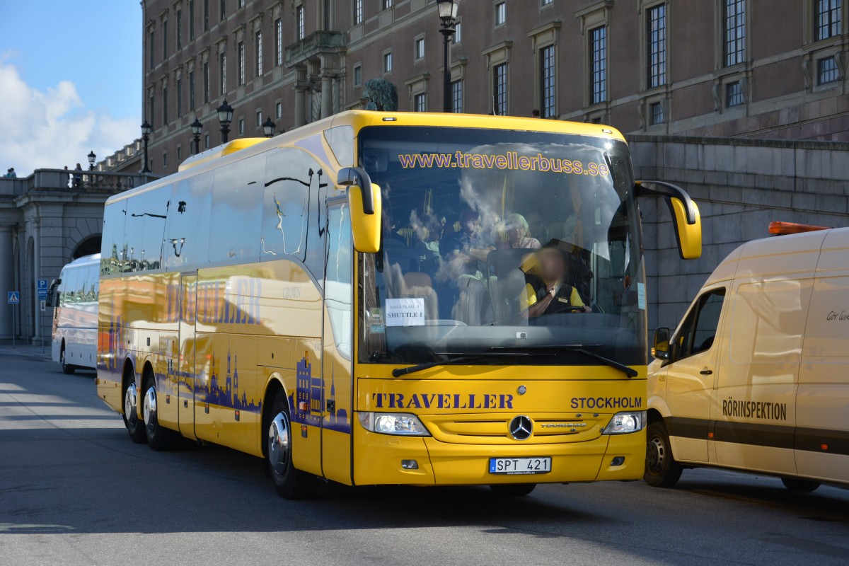 SPT 421 gesehen am 16.09.2014 am Lejonbacken in Stockholm. Zu sehen ist ein Mercedes Benz Tourismo.