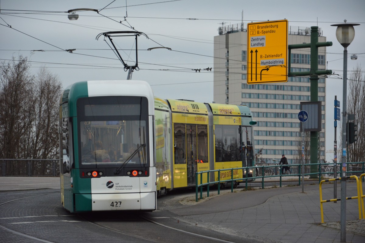 Stadler Vario Bahn  427  ist am 15.12.2014 auf der Linie 93 zur Glienicker Brücke unterwegs. Aufgenommen am Hauptbahnhof in Potsdam.
