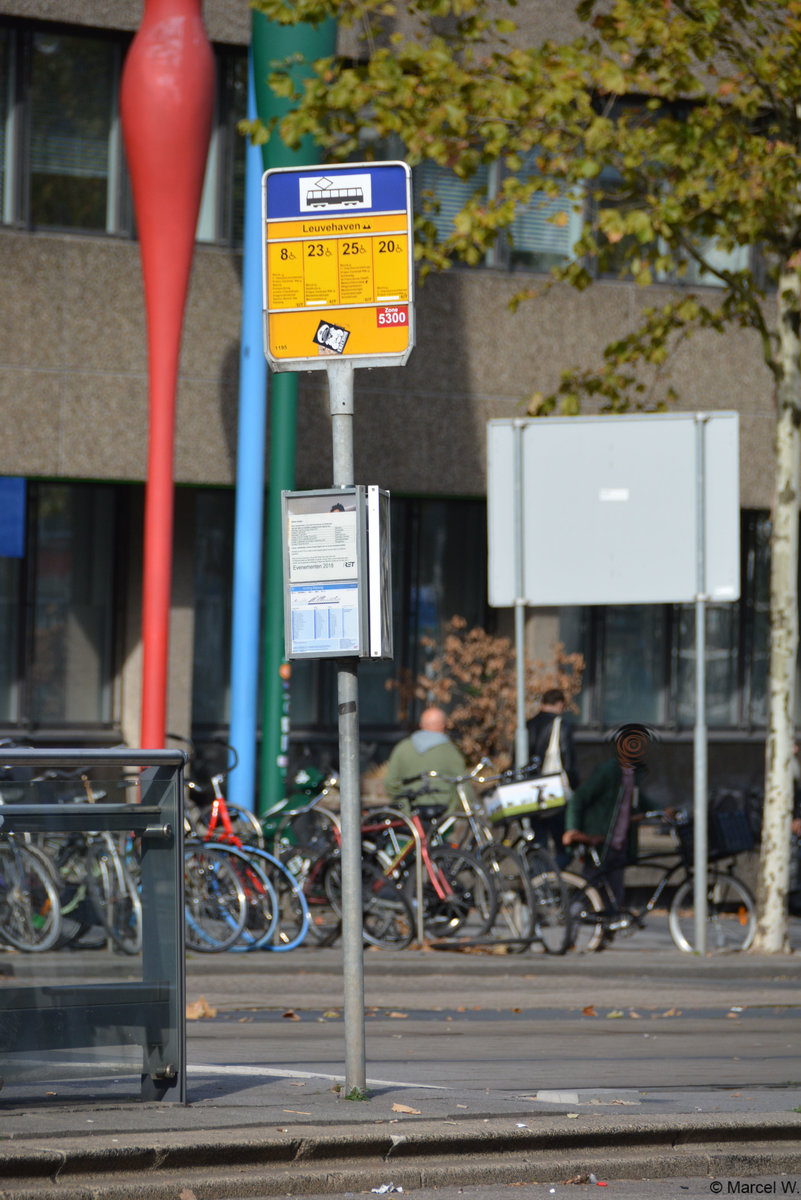 Straßenbahn- / Bushaltestelle, Rotterdam Leuvehaven. Aufgenommen am 20.10.2018.