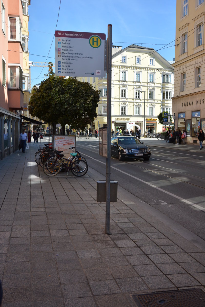 Straßenbahn und Bushaltestelle, Innsbruck Maria-Theresien-Straße. Aufgenommen am 12.10.2015.