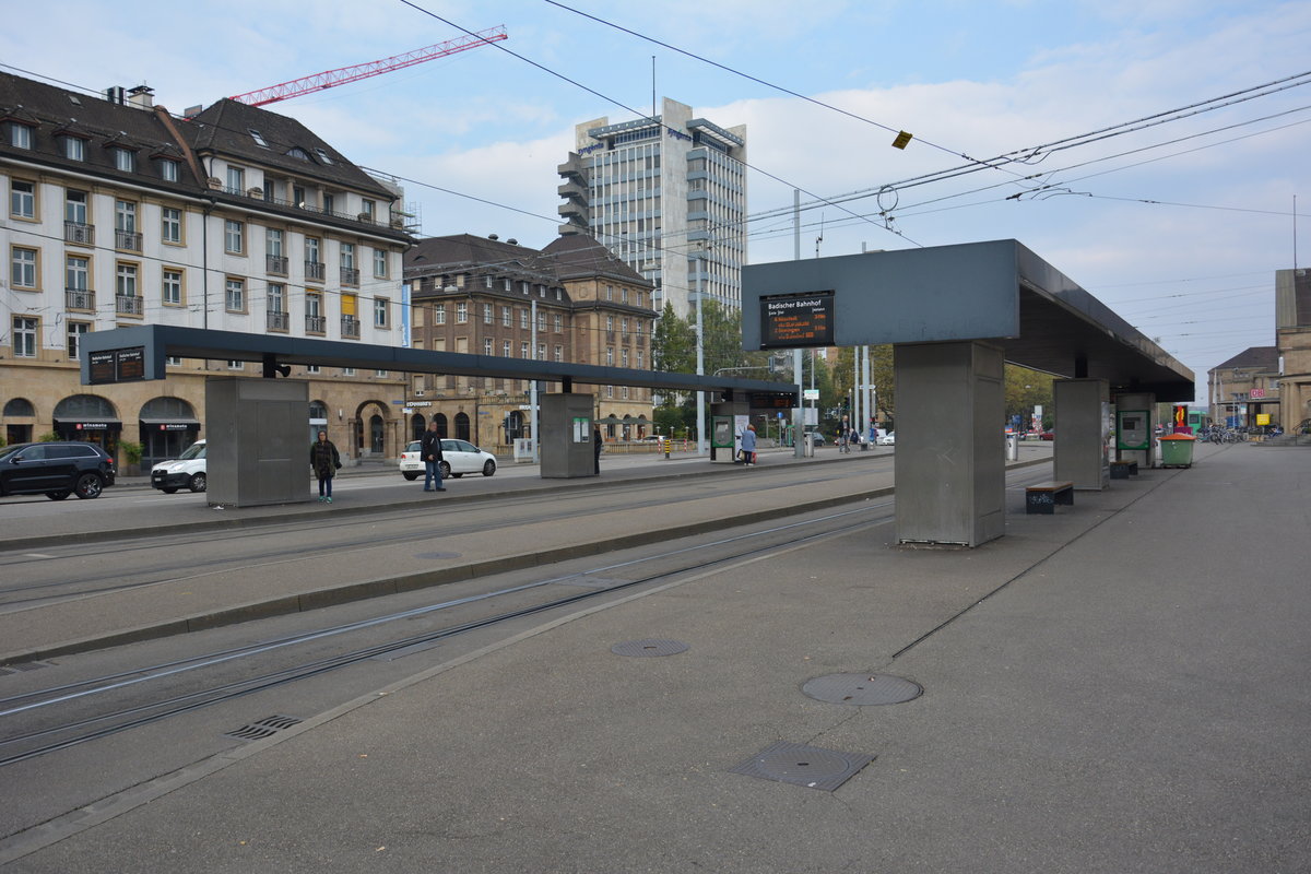 Straßenbahnhaltestelle, Basel Badischer Bahnhof. Aufgenommen am 13.10.2015.

