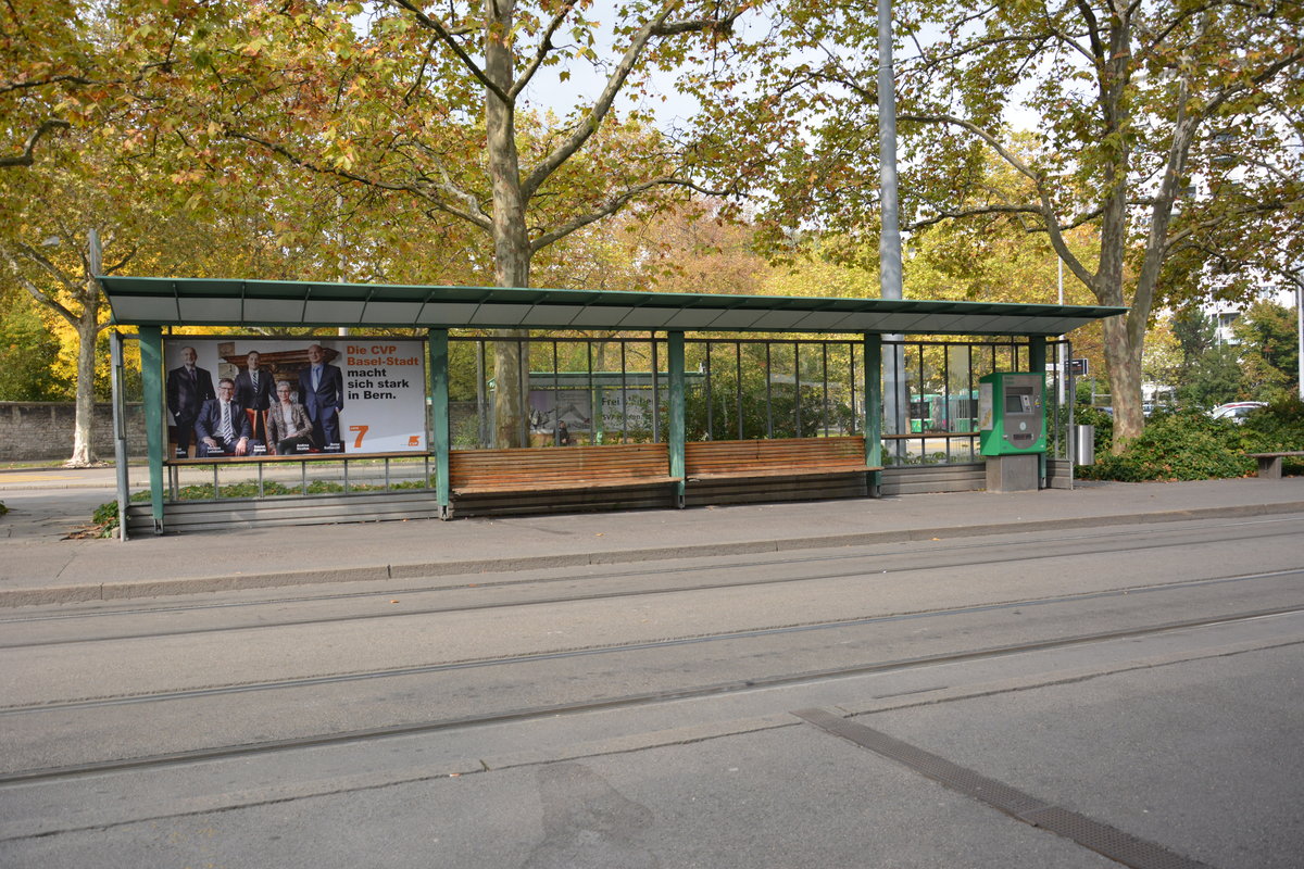 Straßenbahnhaltestelle, Basel Kannenfeldplatz. Aufgenommen am 13.10.2015.