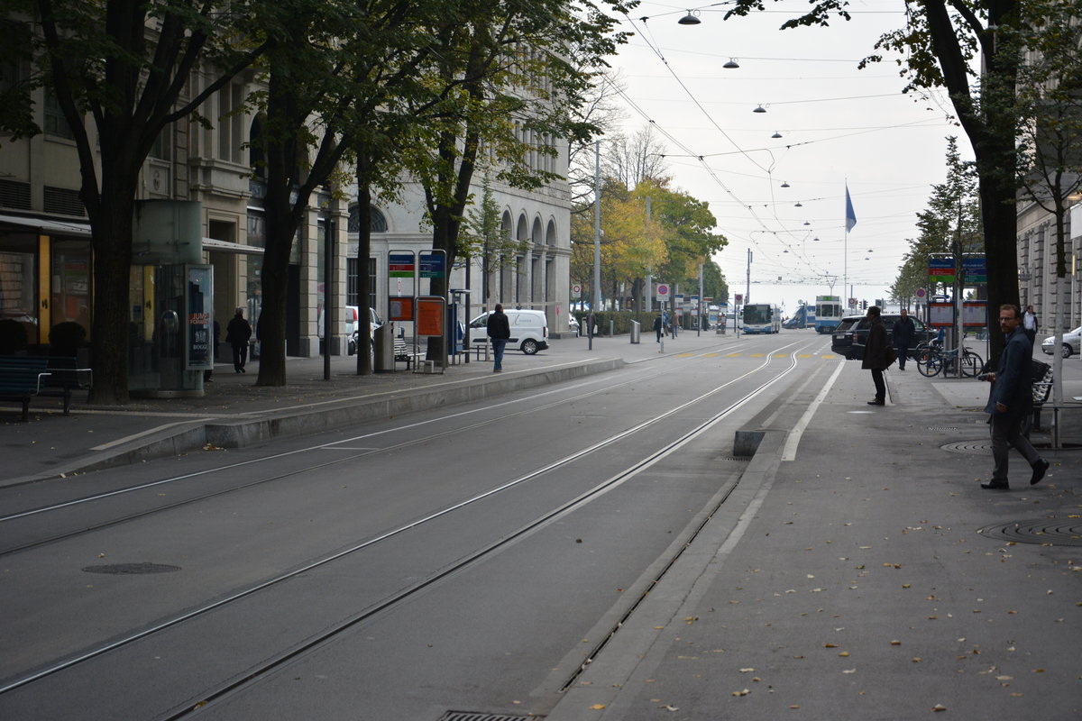 Straßenbahnhaltestelle, Zürich Börsenplatz. Aufgenommen am 14.10.2015.

