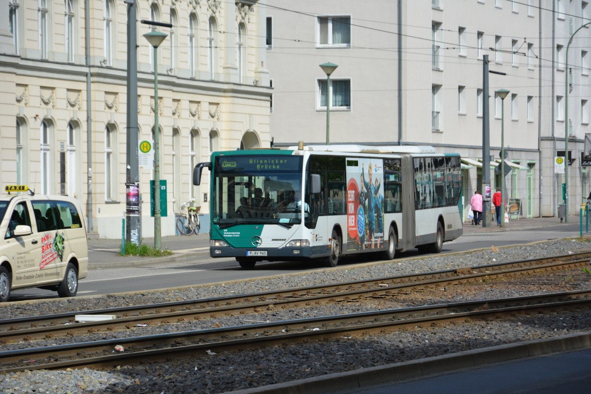 Streik bedingt fährt P-AV 945 auf der SEV Linie 93 zur Glienicker Brücke. Aufgenommen wurde ein Mercedes Benz Citaro / Platz der Einheit. 