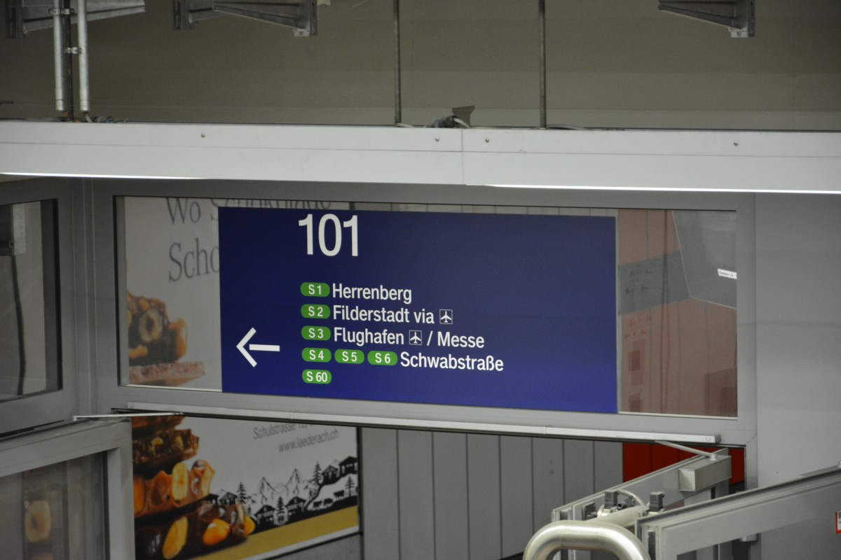 Stuttgart Hauptbahnhof Gleis 101, Hinweisschild welche Linien von diesen Gleis abfahren. Aufgenommen am 19.10.2015.