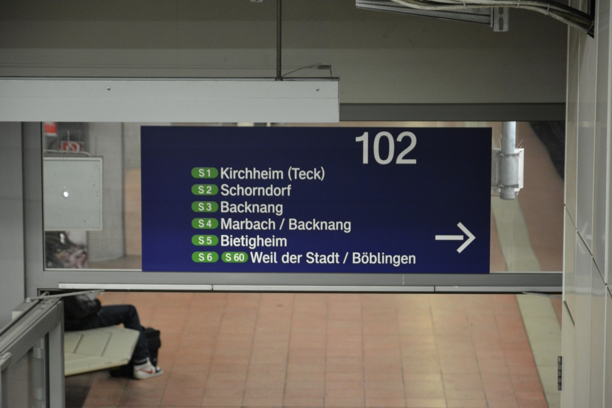 Stuttgart Hauptbahnhof Gleis 102, Hinweisschild welche Linien von diesen Gleis abfahren. Aufgenommen am 19.10.2015.
