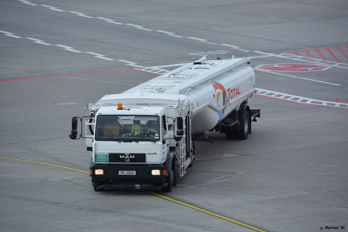 Tanklastzug auf dem Flughafen Berlin Tegel (TXL). Aufgenommen am 15.07.2017.