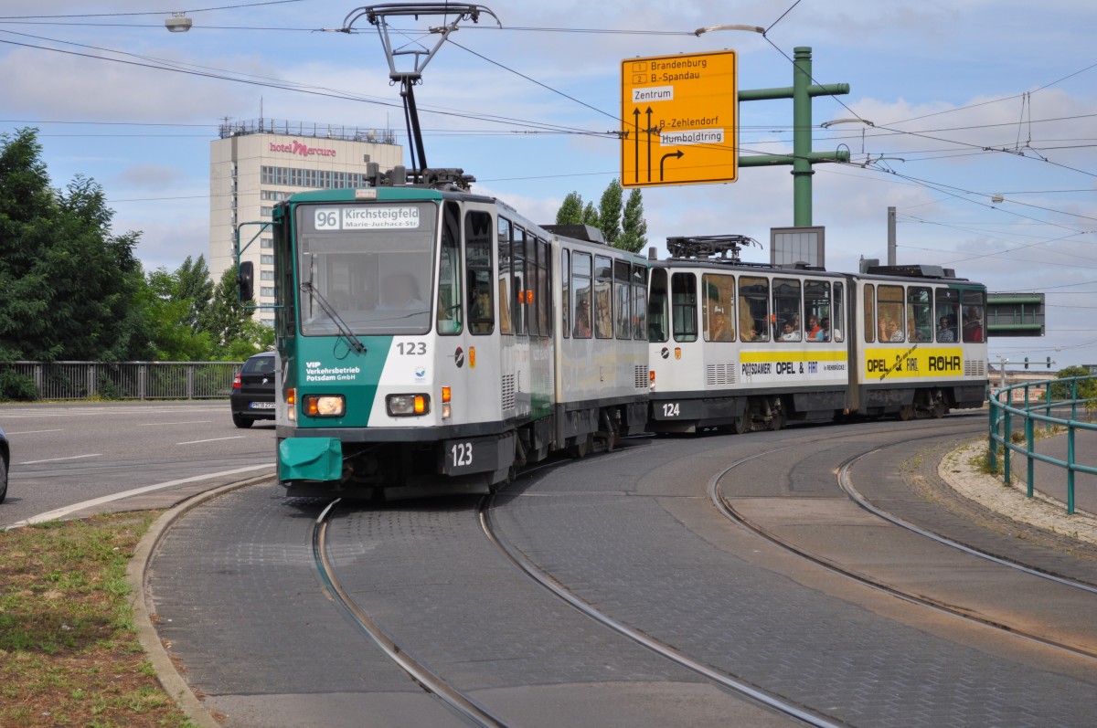 Tatra  123/124  auf der Linie 96 zum Kichsteigfeld am Potsdamer Hauptbahnhof. Aufgenommen am 10.08.2013
