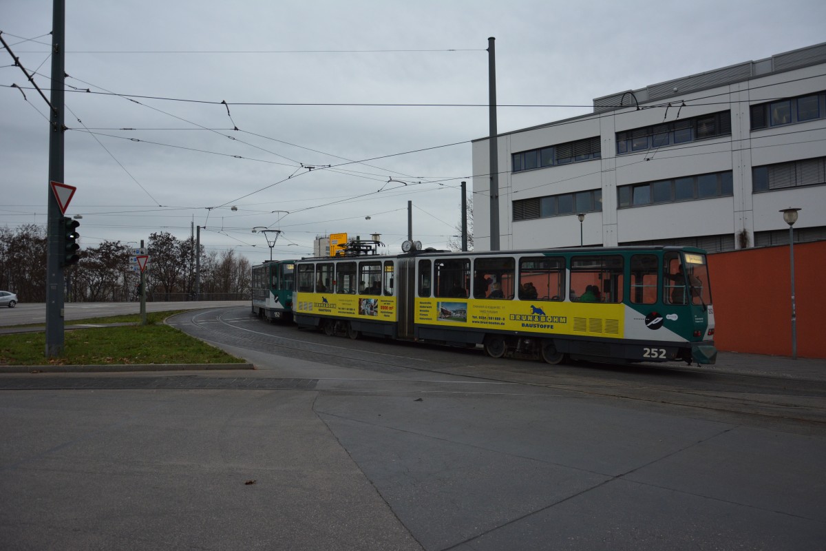 Tatra Tram 152/252 auf der Linie 98 zum Bahnhof Pirscheide. Aufgenommen am 15.12.2014, Potsdam Hauptbahnhof.
