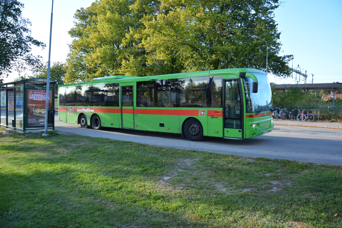 TBM 439 auf der Linie 560 am Bahnhof Nykping am 16.09.2014. Zu sehen ist ein Volvo 8500.
