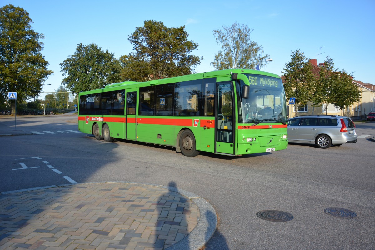TBM 538 auf der Linie 560 am Bahnhof Nykping am 16.09.2014. Zu sehen ist ein Volvo 8500.
