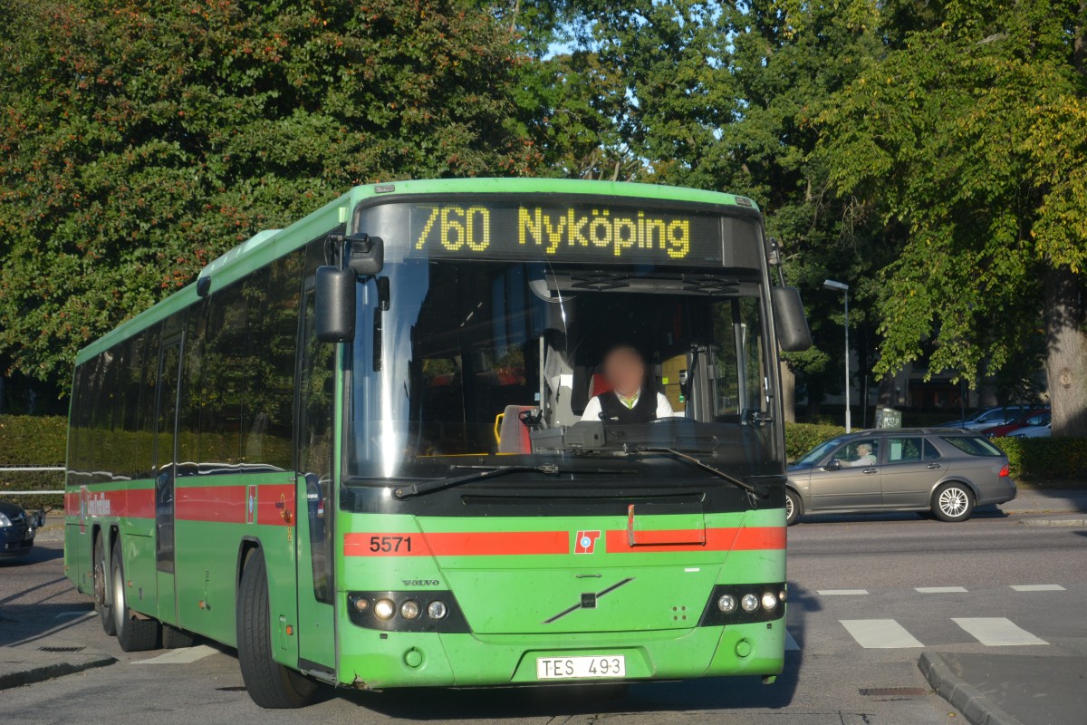 TES 493 auf der Linie 760 zum Bahnhof Nykping am 16.09.2014. Zu sehen ist ein Volvo 8700.

