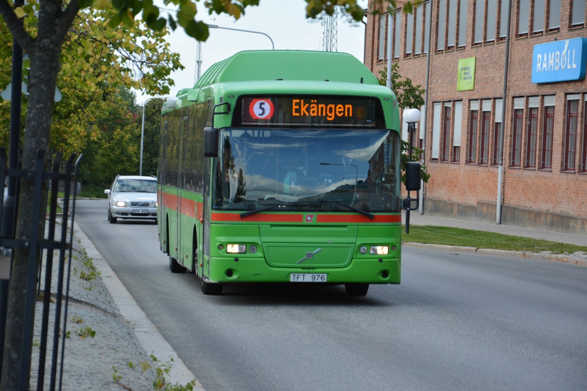 TFT 976 (Volvo 8500 CNG) am Bahnhof Eskilstuna am 17.09.2014.
