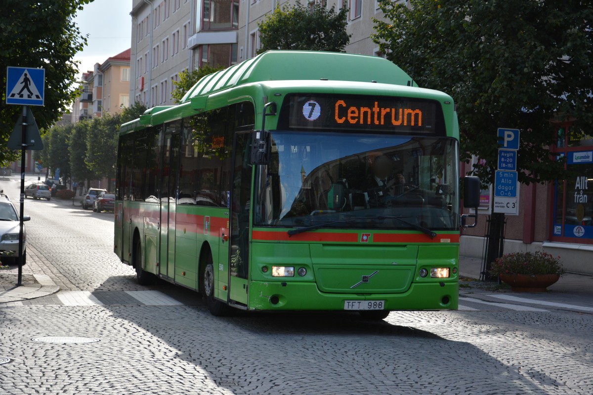 TFT 988 unterwegs in Eskilstuna Innenstadt am 17.09.2014. Aufgenommen wurde ein Volvo 8500 CNG.
