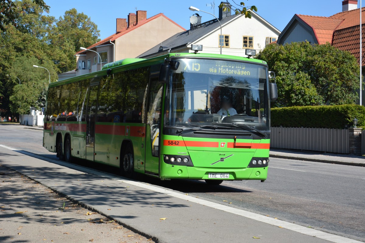 TME 064 fährt am 07.09.2014 auf der Linie 715. Aufgenommen am Busbahnhof Nyköping.